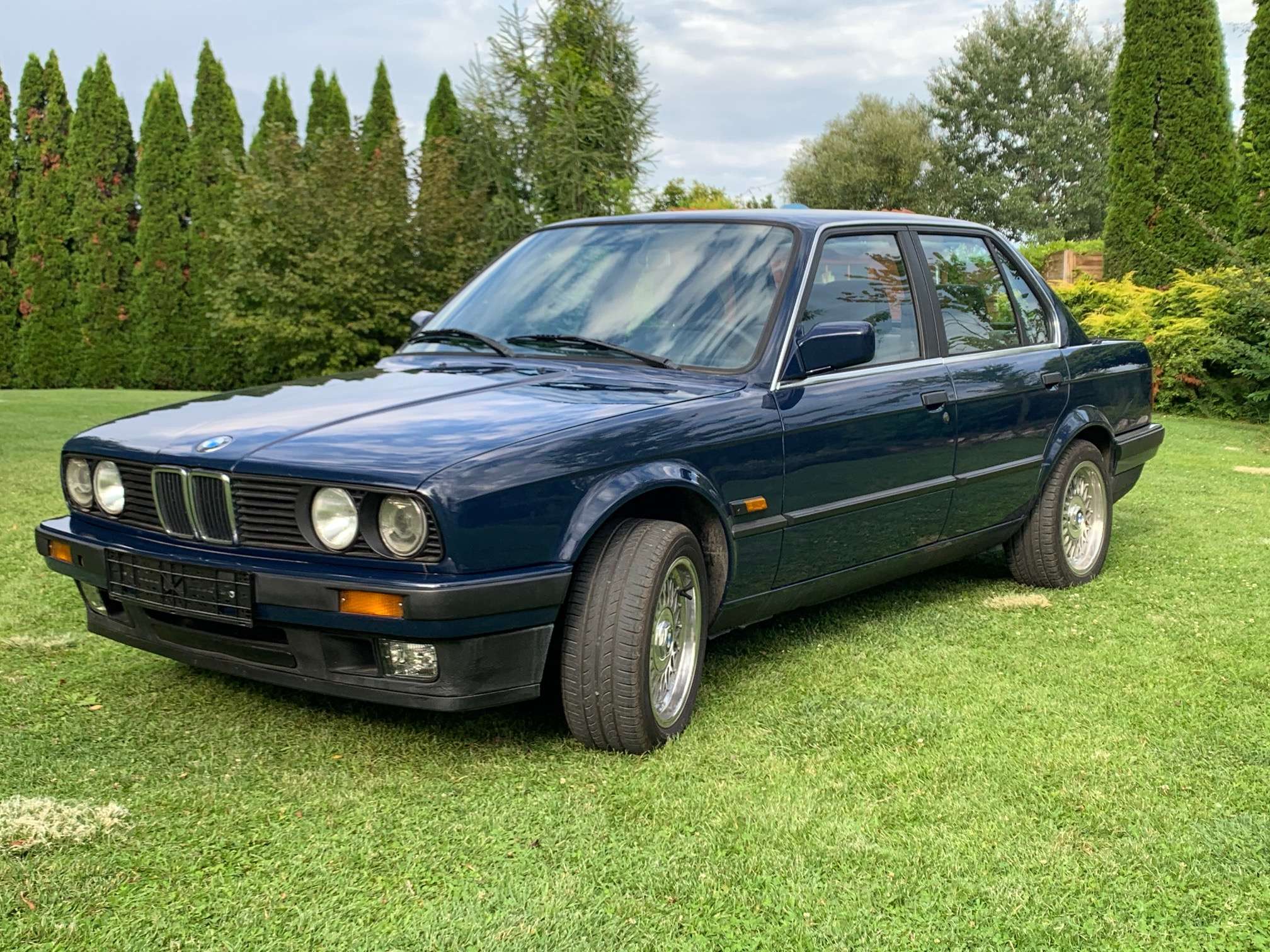 BMW E30 320 sedan
