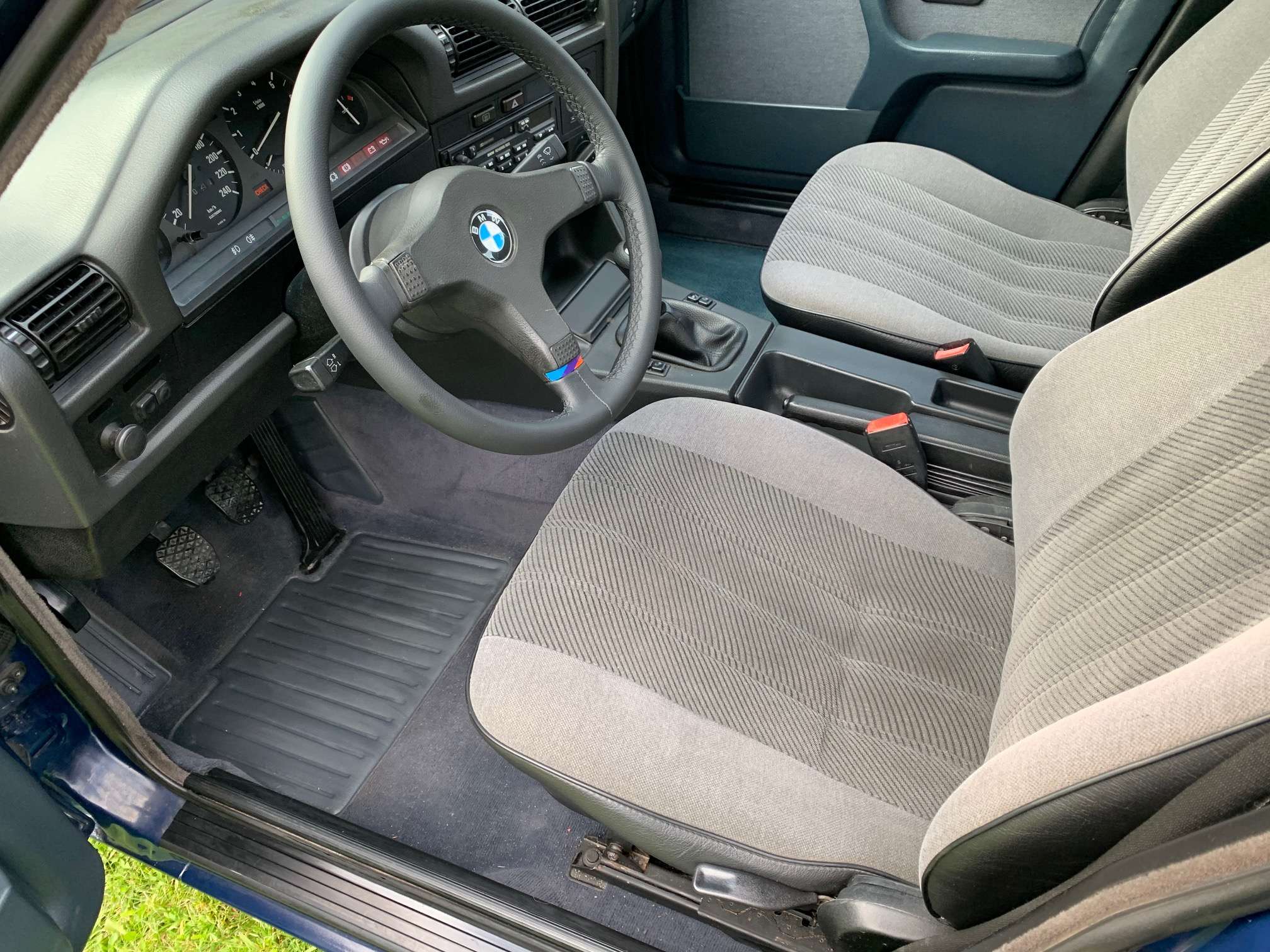 BMW E30 320 sedan